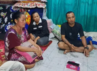 Keluarga korban dan sekuriti pasar saat memberi keterangan saat ditemui tim orasi.id. (doc: orasi.id)