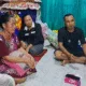 Keluarga korban dan sekuriti pasar saat memberi keterangan saat ditemui tim orasi.id. (doc: orasi.id)